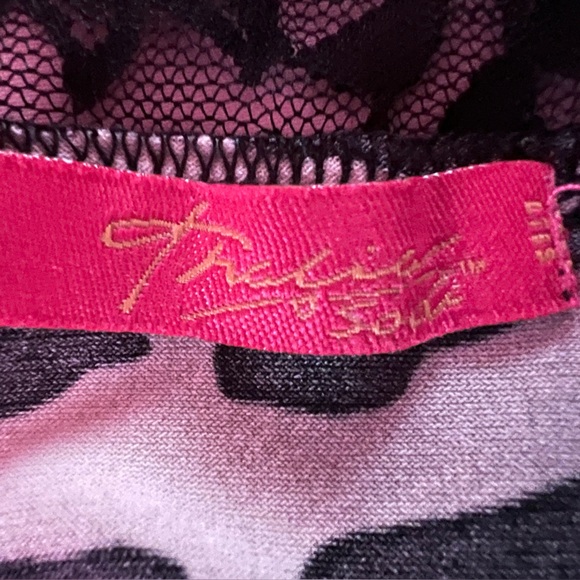 Elegant Zebra Print Chemise with Lace Trim - Picture 3 of 3